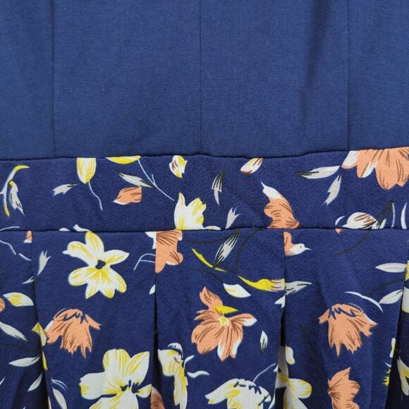 Keyhole Floral Dress with Pockets - Picture 4 of 9